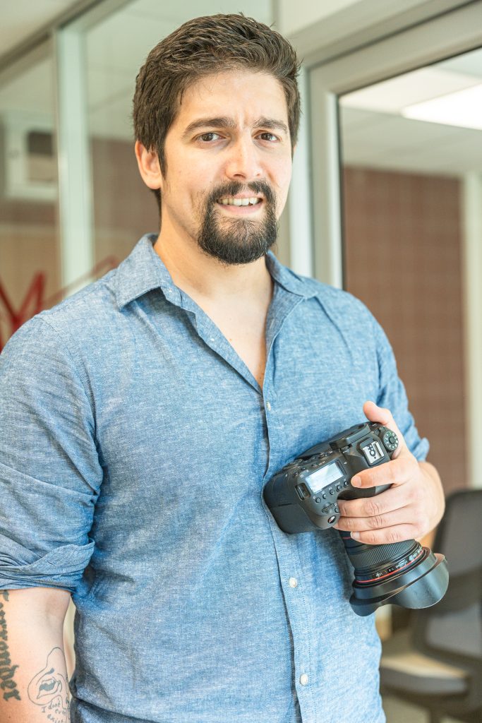 Wassim Loumi photographe EVJF Rennes avec appareil photo professionnel