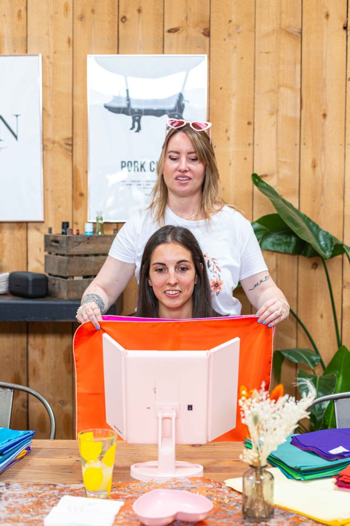 Séance de colorimétrie EVJF avec drapés de couleurs analyse personnalisée Rennes