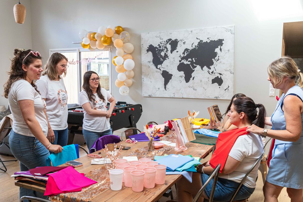 alt="Séance de colorimétrie EVJF avec drapés de couleurs analyse personnalisée Rennes"